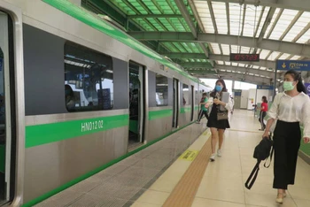 Hành khách đi metro Cát Linh-Hà Đông. (Ảnh: Metro Hà Nội cung cấp)
