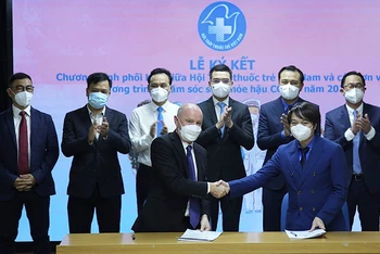 Đại diện Trung ương Hội Thầy thuốc trẻ Việt Nam và các đơn vị liên quan ký kết chương trình hợp tác chăm sóc sức khỏe người dân hậu Covid-19.