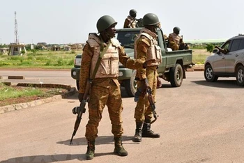 Binh sĩ Burkina Faso tuần tra tại Ouagadougou. (Ảnh: AFP/TTXVN)