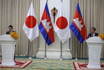Thủ tướng Campuchia Samdech Techo Hun Sen và Thủ tướng Nhật Bản Kishida Fumio tổ chức họp báo. (Ảnh: Fresh News)