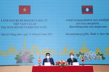 Bộ trưởng Kế hoạch và Đầu tư Nguyễn Chí Dũng (trái) và Bộ trưởng Kế hoạch và Đầu tư Lào Khamjane Vongphosy đồng chủ trì tọa đàm.