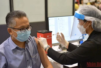 Một người cao tuổi tiêm chủng vaccine ngừa Covid-19 ở thủ đô Bangkok, Thái Lan. (Ảnh: NAM ĐÔNG)