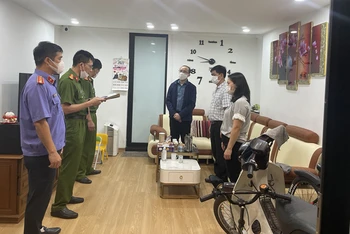 Cơ quan Công an thi hành quyết định khởi tố bị can và lệnh bắt bị can để tạm giam đối với Nguyễn Tấn Hoàng.