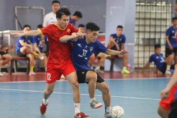 Do ảnh hưởng của dịch Covid-19, đội tuyển futsal Việt Nam chỉ có thể thi đấu cọ xát với các câu lạc bộ trong nước. (Ảnh: Hữu Thành)