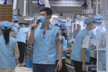 Thành viên tổ Covid Công ty TNHH Sunlin Electronics Việt Nam, khu công nghiệp Châu Sơn triển khai nhiệm vụ.