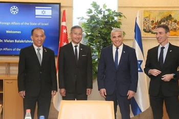 Ngoại trưởng Israel Yair Lapid và người đồng cấp Singapore, Vivian Balakrishnan thông báo rằng Singapore sẽ mở Đại sứ quán tại Israel. (Nguồn: Twitter/TTXVN)