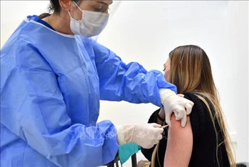 Nhân viên y tế tiêm vaccine phòng Covid-19 cho người dân tại Cailungo, San Marino, Italia. (Ảnh: AFP/TTXVN)