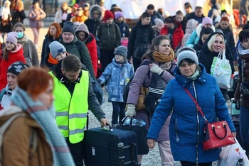 Người tị nạn Ukraine tại 1 trạm kiểm soát biên giới ở Kroscienko, Ba Lan, ngày 17/3/2022. (Ảnh: REUTERS)