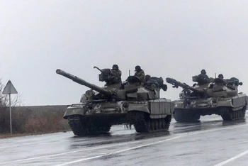 Xe tăng của quân đội Ukraine di chuyển vào thành phố Mariupol, sau khi Tổng thống Nga Vladimir Putin phát động chiến dịch quân sự đặc biệt ở miền đông Ukraine, ngày 24/2/2022. (Ảnh: REUTERS)