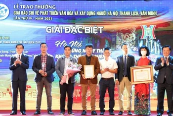 Lãnh đạo thành phố Hà Nội trao giải Đặc biệt cho nhóm tác giả của Đài Phát thanh-Truyền hình Hà Nội.