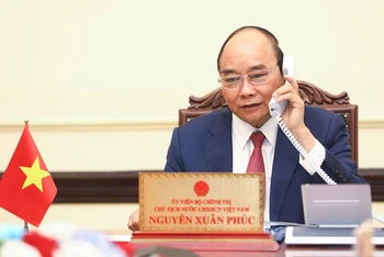 Chủ tịch nước Nguyễn Xuân Phúc điện đàm với Tổng thống đắc cử Hàn Quốc. (Ảnh: vpctn.gov.vn)