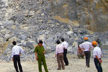 Lực lượng chức năng tỉnh Quảng Bình kiểm tra một mỏ đá xây dựng ở huyện Tuyên Hóa.