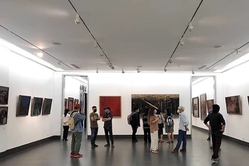 Khách tham quan “Những ngả đường sơn mài” tại Bảo tàng Mỹ thuật Việt Nam trong ngày khai trương triển lãm.