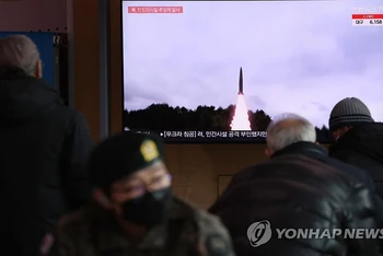 Hành khách tại Nhà ga Seoul, Hàn Quốc, theo dõi bản tin về vụ phóng tên lửa của Triều Tiên, ngày 27/2. (Ảnh: Yonhap)