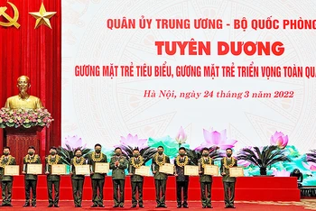 Đại tướng Phan Văn Giang (đứng giữa) trao danh hiệu Gương mặt trẻ tiêu biểu toàn quân năm 2021 tặng 10 cá nhân xuất sắc tại buổi lễ.