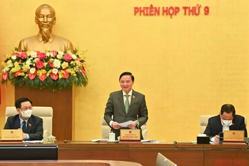 Phó Chủ tịch Quốc hội Nguyễn Khắc Định điều hành nội dung phiên họp. (Ảnh: DUY LINH)