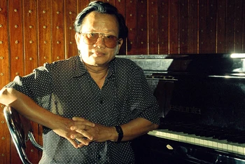 Nhạc sĩ Hồng Đăng bên cây đàn piano quen thuộc tại phòng làm việc ở Hội Nhạc sĩ Việt Nam hồi tháng 4/1999. Ảnh: NGUYỄN ĐÌNH TOÁN