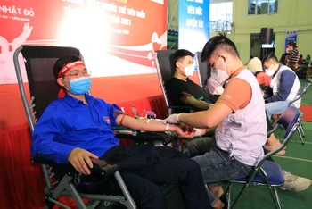 Đoàn viên thanh niên tham gia hiến máu tình nguyện.