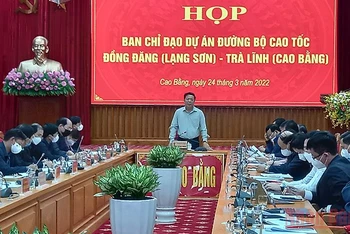 Đồng chí Trần Hồng Minh, Ủy viên Trung ương Đảng, Bí thư Tỉnh ủy Cao Bằng phát biểu ý kiến tại cuộc họp.