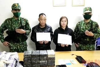 Đối tượng Giàng A Lành và Lý Thị Mái bị bắt giữ cùng 32 bánh heroin tại thành phố Lào Cai.