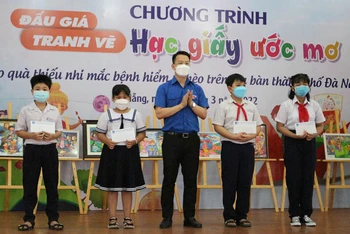 Trao hỗ trợ cho các em học sinh mắc bệnh hiểm nghèo. 