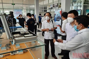 Các đại biểu tham quan Phòng trưng bày các sản phẩm công nghệ ươm tạo tại Vườn ươm Doanh nghiệp công nghệ cao, Khu Công nghiệp công nghệ cao Thành phố Hồ Chí Minh.