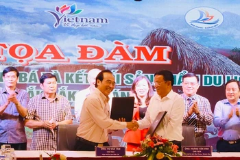 Hiệp hội Du lịch tỉnh Đắk Lắk và Khánh Hòa ký kết chương trình hợp tác liên kết tạo ra sản phẩm du lịch hấp dẫn.
