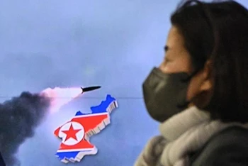 Hình ảnh về vụ phóng vật thể không xác định, dường như là tên lửa đạn đạo, của Triều Tiên, được phát trên truyền hình, tại nhà ga Seoul (Hàn Quốc) ngày 24/3. (Ảnh: AFP/TTXVN)