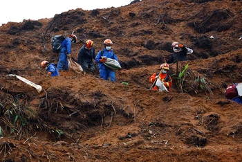 Nhân viên cứu hộ làm việc tại hiện trường máy bay rơi tại Khu tự trị dân tộc Choang Quảng Tây, ngày 24/3. (Ảnh: Reuters)