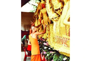 Các nhà sư trang trí tượng nến trước khi đưa tới điểm trưng bày. Ảnh | Tổng cục Du lịch Thái Lan
