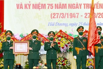 Thừa ủy quyền của Chủ tịch nước, Trung tướng Trịnh Văn Quyết trao tặng Bộ Chỉ huy Quân sự tỉnh Hải Dương Huân chương Quân công hạng nhì.