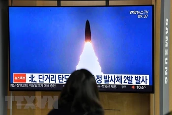 Người dân theo dõi qua truyền hình vụ phóng thử tên lửa của Triều Tiên. (Ảnh: AFP/TTXVN)