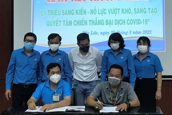Đại diện Công đoàn cơ sở và Ban giám đốc Công ty trách nhiệm hữu hạn Giày Ching Luh Việt Nam ký kết biên bản ghi nhớ thi đua.