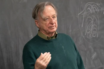 Nhà toán học Dennis Sullivan giảng bài trên bảng tại Đại học Stony Brook ở New York. Ảnh: Đại học Stony Brook / Giải thưởng Abel.
