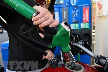 Bơm xăng cho phương tiện tại trạm xăng ở Montpellier, Pháp. (Ảnh: AFP/TTXVN)