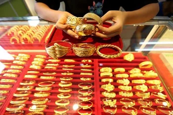 Vàng trang sức được bày bán tại một cửa hàng ở Yangon (Myanmar). (Ảnh: THX/TTXVN)