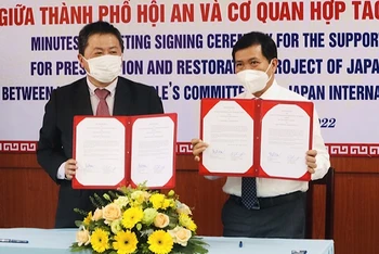 Lãnh đạo Ủy ban nhân dân thành phố Hội An và JICA Việt Nam ký kết hợp tác. 
