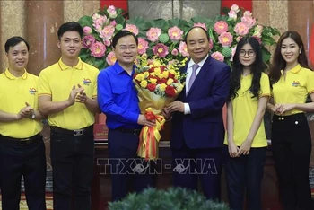 Chủ tịch nước Nguyễn Xuân Phúc gặp mặt gương mặt trẻ Việt Nam tiêu biểu năm 2021