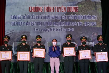 Hội Khuyến học tỉnh Sơn La khen thưởng “chiến sĩ quân hàm xanh trên tuyến đầu biên giới.