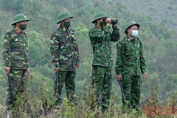 Trung úy Lương Văn Lợi và đồng đội tuần tra đường biên, cột mốc, ngăn chặn xuất nhập cảnh trái phép.