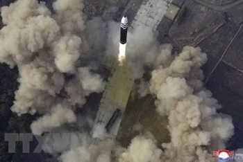 Tên lửa đạn đạo xuyên lục địa (ICBM) Hwasongpho-17 của Triều Tiên được phóng thử tại Bình Nhưỡng, ngày 24/3. (Ảnh: Kyodo/TTXVN)