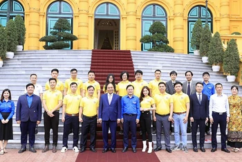Chủ tịch nước Nguyễn Xuân Phúc và các gương mặt trẻ Việt Nam tiêu biểu năm 2021. (Ảnh: Thống Nhất/ TTXVN)