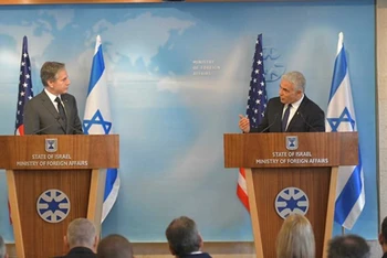 Ngoại trưởng Mỹ Antony Blinken (trái) và Ngoại trưởng Israel Yair Lapid. (Ảnh: timesofisrael)