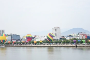 Hình ảnh khinh khí cầu nhìn từ bờ Đông sông Hàn.