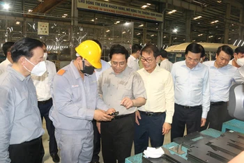 Thủ tướng Phạm Minh Chính đến thăm Khu phức hợp sản xuất và lắp ráp ô-tô Chu Lai-Trường Hải. 