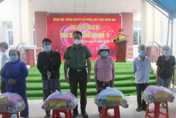 Tặng quà cho người dân có hoàn cảnh khó khăn, ở trọ bị ảnh hưởng bởi dịch Covid-19 tại huyện Long Thành, tỉnh Đồng Nai.