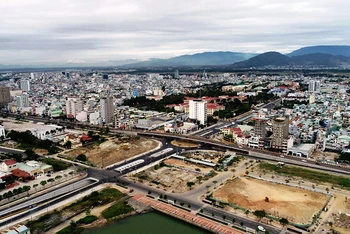 Nút giao thông tây cầu Trần Thị Lý vừa được hoàn thành và đưa vào sử dụng.