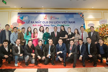 Các Ủy viên Ban Thường trực, Ban Chấp hành Câu lạc bộ Du lịch Việt Nam tại lễ ra mắt.