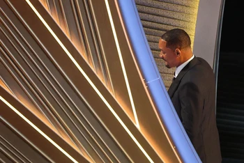 Diễn viên Will Smith rời sân khấu sau khi nhận giải "Nam chính xuất sắc nhất" tại lễ trao giải Oscar 2022. (Ảnh: REUTERS)