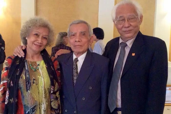 Họa sĩ Lê Lam (đứng giữa) tại Lễ trao giải thưởng Nhà nước về văn học và Nghệ thuật năm 2017. (Ảnh của họa sĩ Trần Khánh Chương)